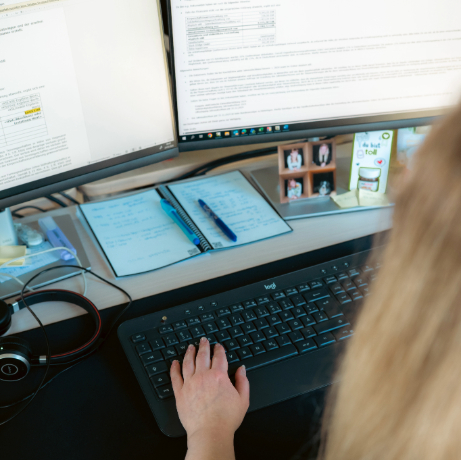 Aufgeräumter Arbeitsplatz im Büro der 4S Steuerberatung